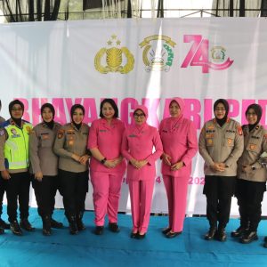 Polwan Polda Metro Jaya Hadir Bantu Warga Bojongsari Lewat Air Bersih dan Sembako