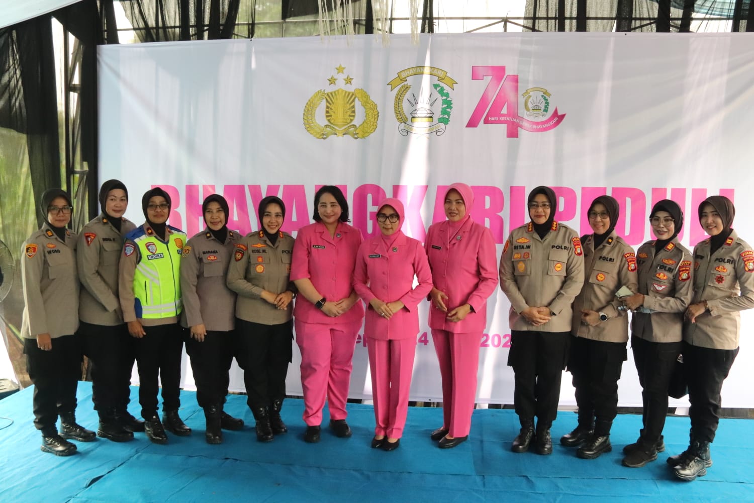 Polwan Polda Metro Jaya Hadir Bantu Warga Bojongsari Lewat Air Bersih dan Sembako