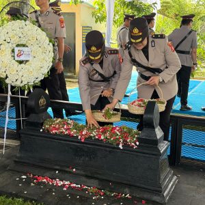 Polwan Polda Metro Jaya Ziarah dan Tabur Bunga di TPBU Giri Tama Bogor