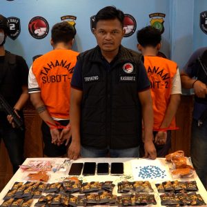 POLDA METRO JAYA MENGGAGALKAN DUA ORANG PENGEDAR ETOMIDATE DAN EKSTASI DALAM KEMASAN BERAS INDIA, TERKAIT JARINGAN MALAYSIA