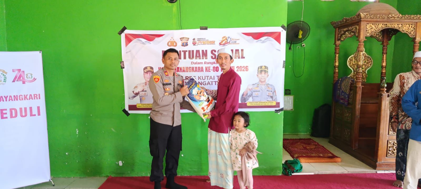 Polsek Sangatta Utara Salurkan Bansos Ke Pondok Pesantren Menyambut HUT Bhayangkara Ke-80