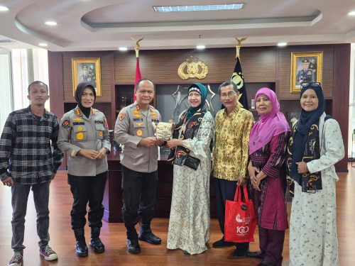 *Keterangan Foto:*  
Kapolda Sumbar Irjen Pol. Gatot Tri Suryanta menerima cenderamata dari panitia IMLF-4 di Mapolda Sumbar, Rabu 25/6/2026. Panitia menyampaikan terima kasih atas dukungan Polda Sumbar.

