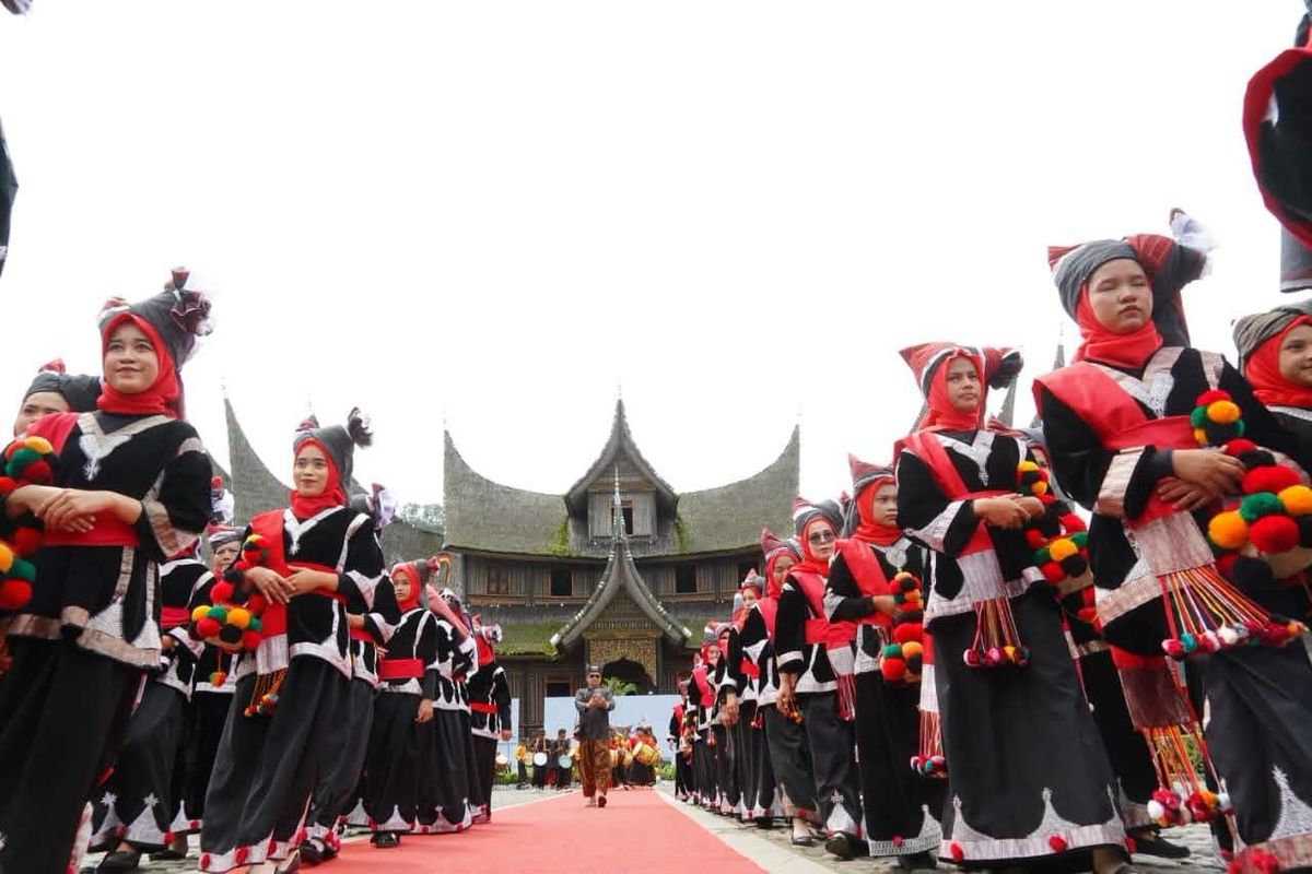 🎶HARI KEDUA FESTIVAL MINANGKABAU 2026 — LAPANGAN CINDUA MATO BERGEMAH DENGAN IRAMA ADAT, GEMBIRA ANAK NAGARI, DAN GEMA SUARA UPIAK ISIL 🥁✨