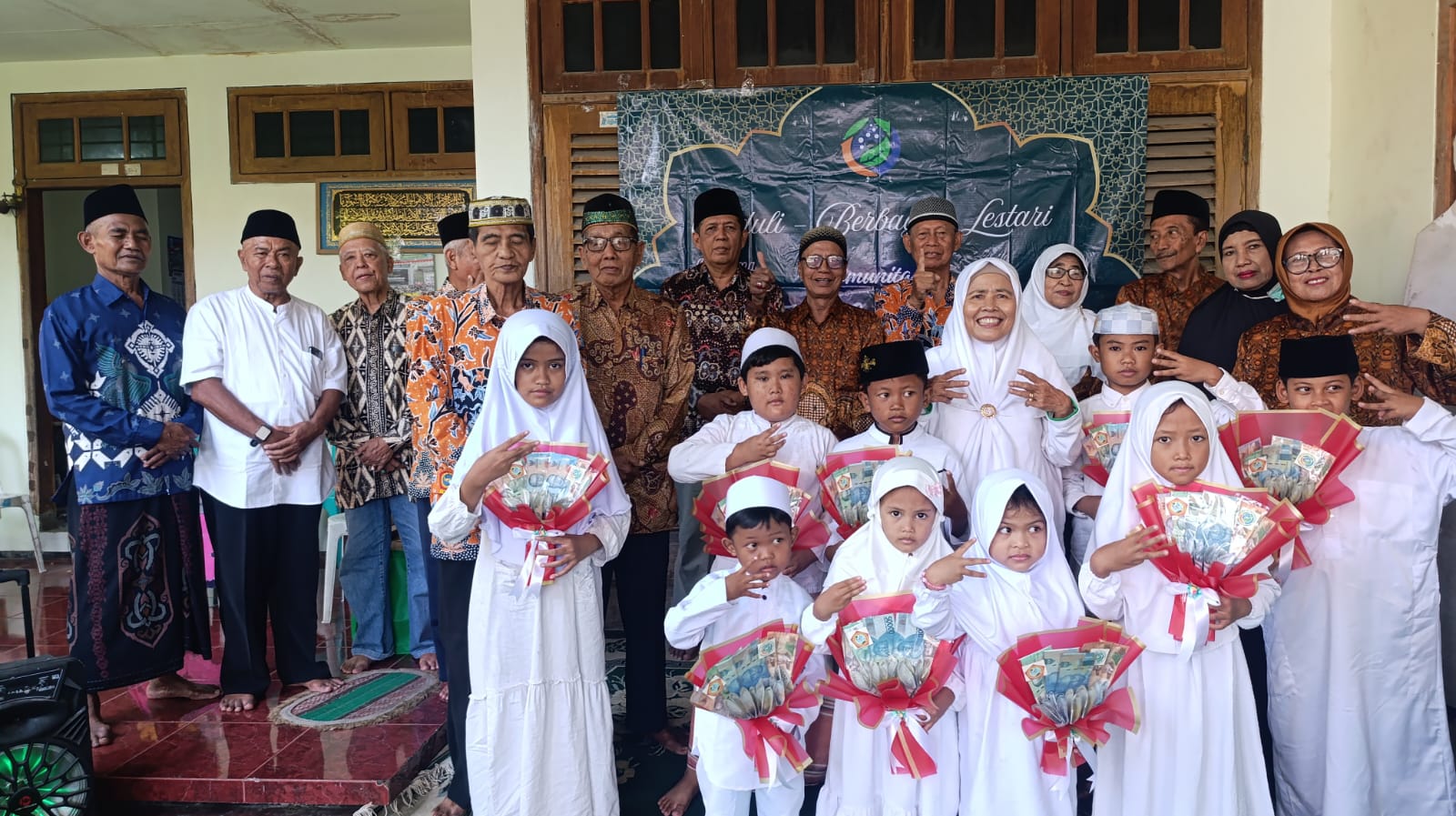 Peringati 10 Muharram 1448 H /2026 M, Eco Enzyme Nusantara Kabupaten Sampang Peduli Anak Yatim Dengan Memberikan Santunan