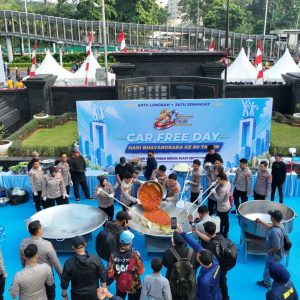 Dapur Jaga Jakarta Meriah, Bobon Santoso Sajikan Tongseng untuk Warga CFD