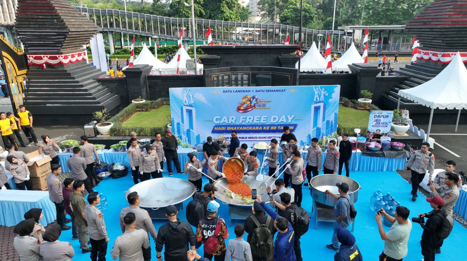 Dapur Jaga Jakarta Meriah, Bobon Santoso Sajikan Tongseng untuk Warga CFD