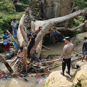 Warga Tanah Jawa Hanyut di Sungai Bah Tongguran, Kapolsek Banuara Manurung Turun Langsung Pimpin Pencarian