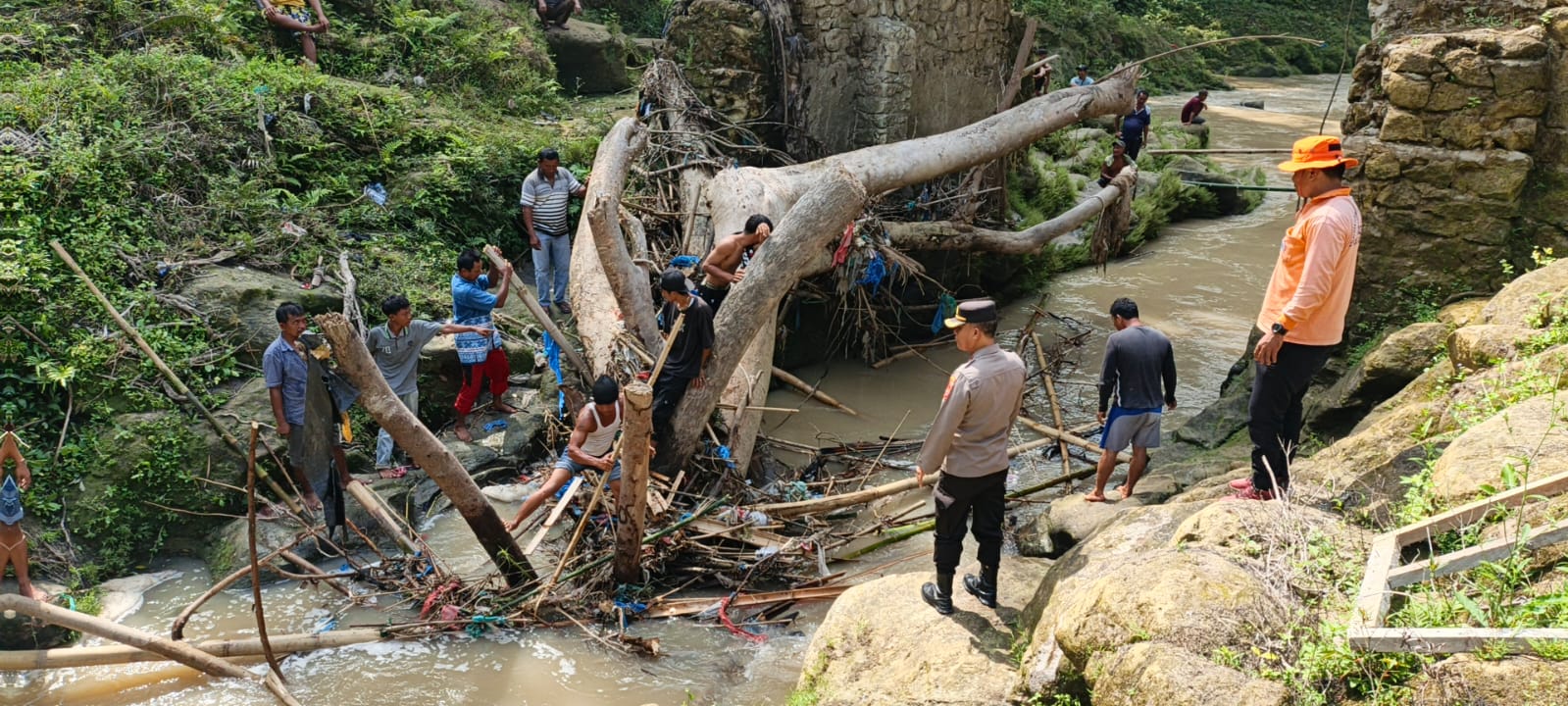 Warga Tanah Jawa Hanyut di Sungai Bah Tongguran, Kapolsek Banuara Manurung Turun Langsung Pimpin Pencarian