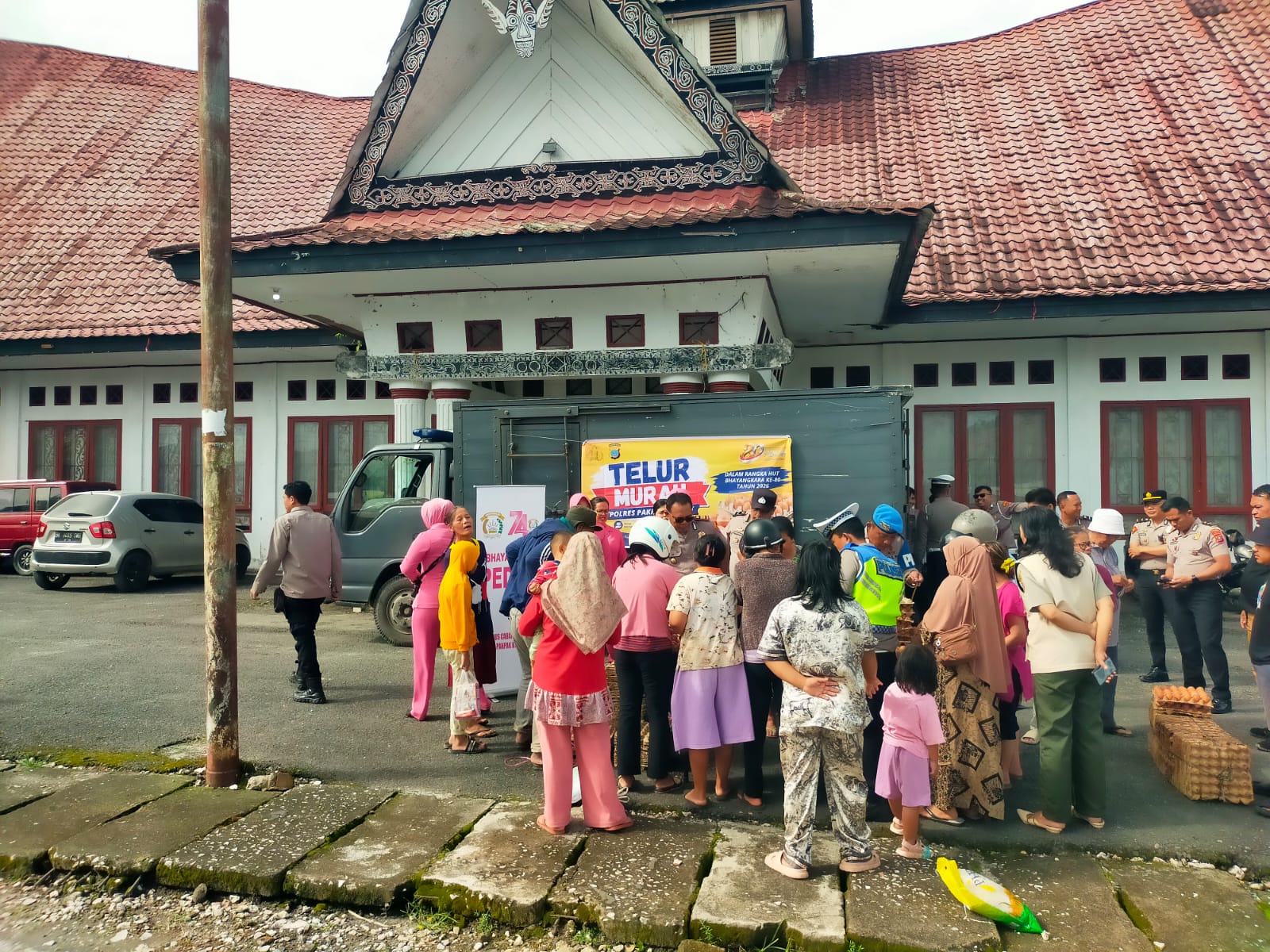 Polres Pakpak Bharat Gelar Pasar Murah Kebutuhan Pokok Dengan Harga Terjangkau