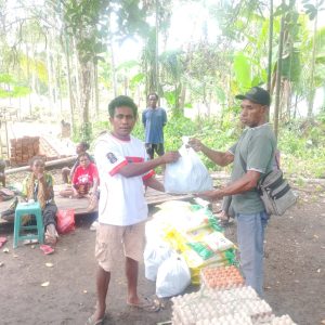 Pererat Kebersamaan, Kepala Suku Kampung Suskun Gelar Nobar Piala Dunia dan Bagikan Sembako