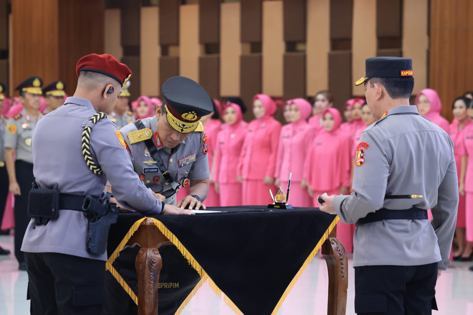 Polri Laksanakan Kenaikan Pangkat 87 Perwira Tinggi, Empat Perwira Raih Bintang Tiga
