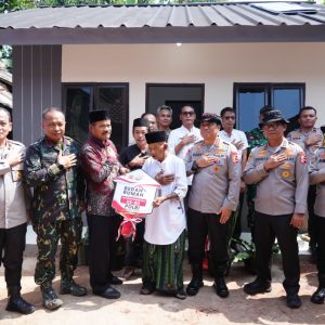 Sambut Hari Bhayangkara ke-80, Polri Bedah 80 Rumah Layak Huni, Bapak Usin (85) Kini Miliki Rumah Baru Berpanel Surya