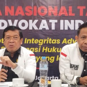 Kegiatan Foto : Farhat Abdurachim Bahafdullah Hadirkan Lukisan Sarat Makna di HUT Ke-18 KAI dan Rakernas II 2026, Simbol Perjuangan Advokat Membela Keadilan