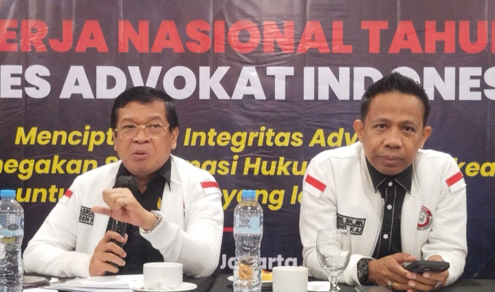 Kegiatan Foto : Farhat Abdurachim Bahafdullah Hadirkan Lukisan Sarat Makna di HUT Ke-18 KAI dan Rakernas II 2026, Simbol Perjuangan Advokat Membela Keadilan