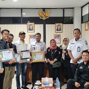 Silaturahmi Ormas Bang Japar Grogol Petamburan, Serahkan Piagam Penghargaan dari Fahira Idris kepada Lurah Wijaya Kusuma