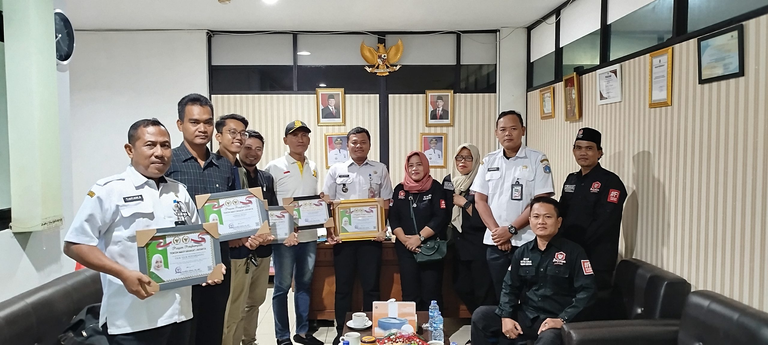 Silaturahmi Ormas Bang Japar Grogol Petamburan, Serahkan Piagam Penghargaan dari Fahira Idris kepada Lurah Wijaya Kusuma