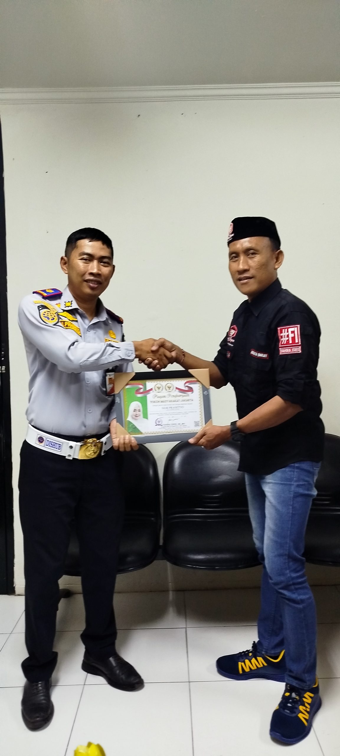 Ormas Bang Japar Silaturahmi ke Terminal Kalideres, Serahkan Piagam Penghargaan dari Fahira Idris kepada Kepala Terminal