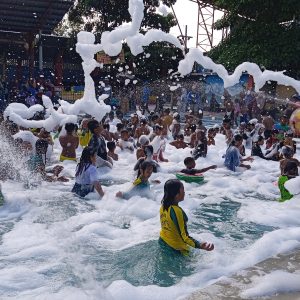 Tertarik Mandi Busa Dihari Minggu Ratusan Pengunjung Domestik Ramaikan Sampang Water Park