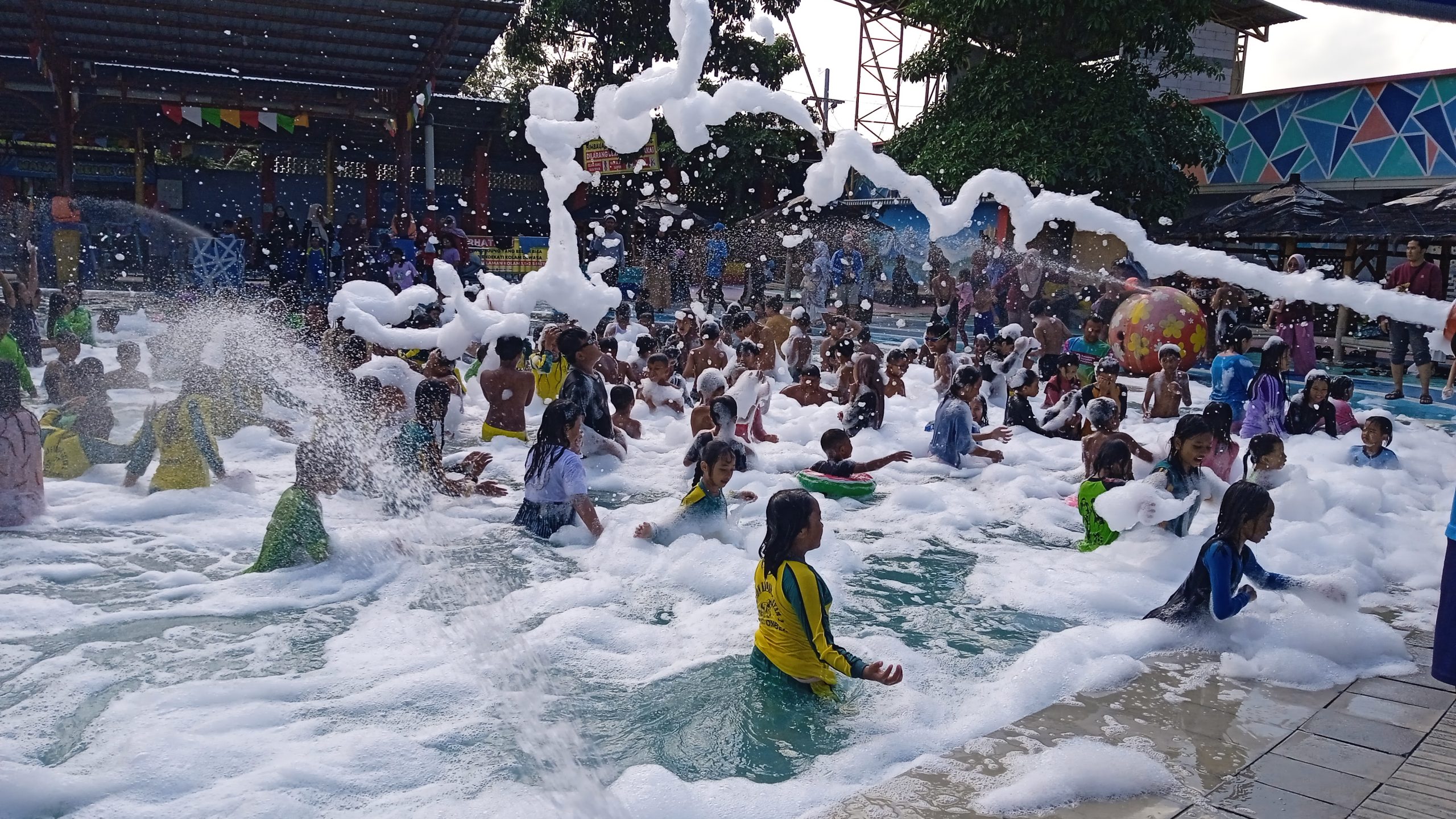 Tertarik Mandi Busa Dihari Minggu Ratusan Pengunjung Domestik Ramaikan Sampang Water Park