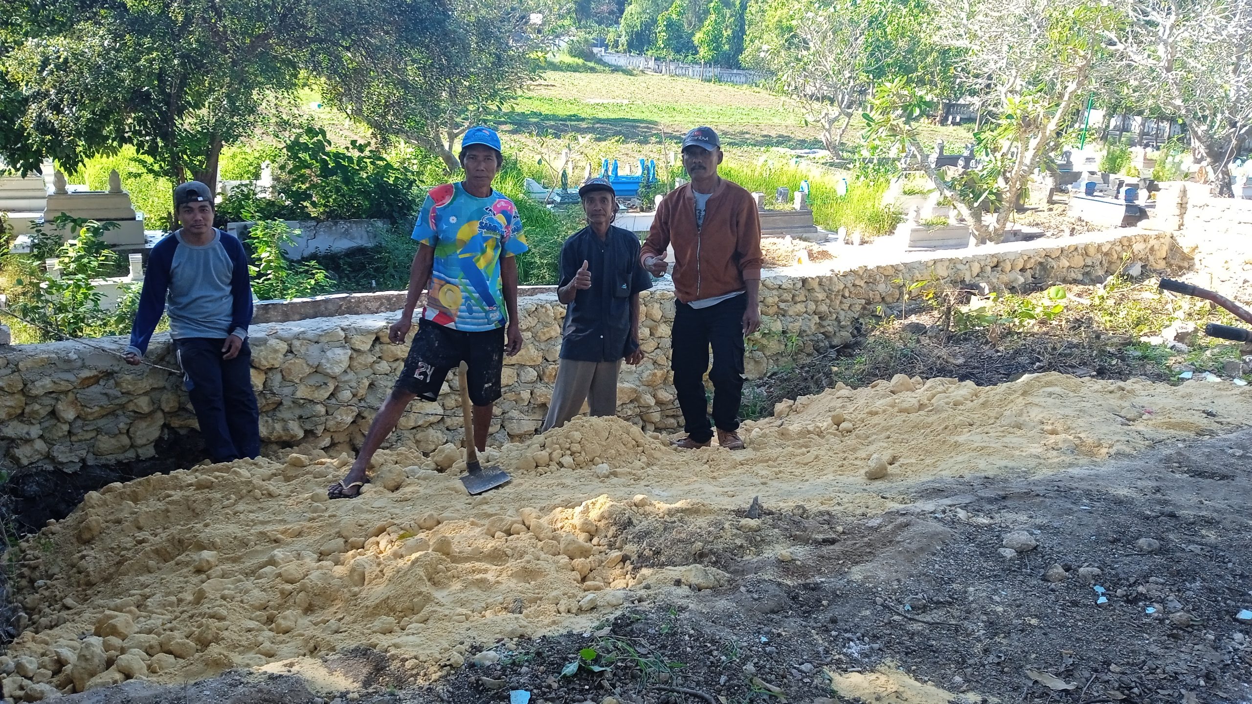 Abul Hayat, Melaksanakan  Perluasan Tahap Awal Area Makam Keluarga Besar Wirojoyo di Jl.Pahlawan Gang 5 Sampang