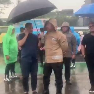 Hujan Tidak Jadi Penghalang, Polri Tetap Hadir Mengawal Aspirasi Masyarakat