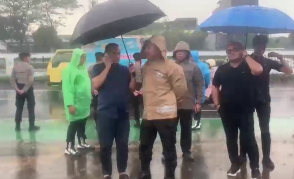 Hujan Tidak Jadi Penghalang, Polri Tetap Hadir Mengawal Aspirasi Masyarakat