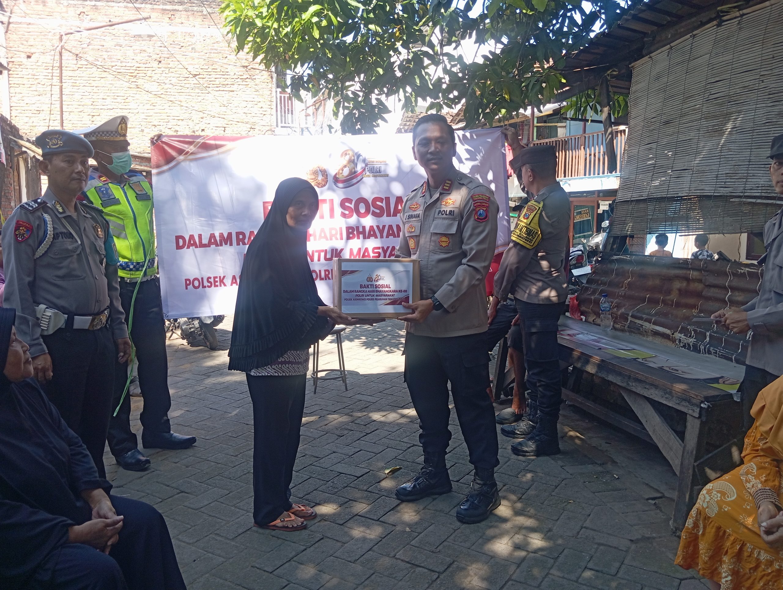 Dalam rangka memperingati Hari Bhayangkara ke-80, Polsek Asemrowo menggelar kegiatan sebagai bentuk rasa syukur sekaligus mempererat hubungan antara Polri dengan masyarakat.