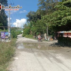 Pengunjung Keluhkan Jalan Rusak Menuju Pantai Pasir Putih Parparean, Minta Perhatian Pemerintah dan Warga