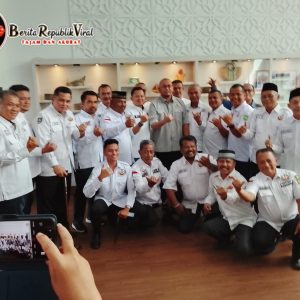 Ratusan Warga Minang Riau Sambut Kedatangan Andre Rosiade di Bandara SSK II Pekanbaru