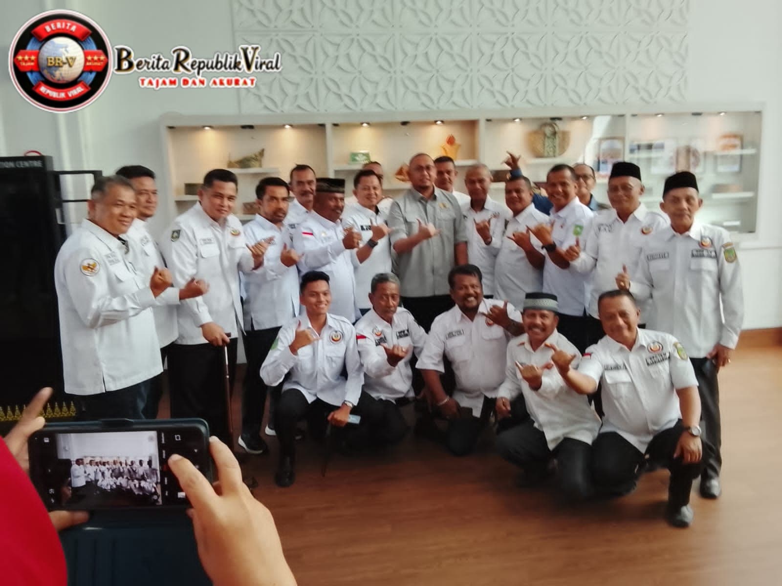 Ratusan Warga Minang Riau Sambut Kedatangan Andre Rosiade di Bandara SSK II Pekanbaru