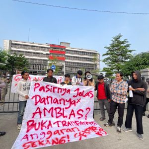 BEM STIES Mitra Karya Gelar Aksi Demonstrasi di Depan Gedung Disperkimtan Kota Bekasi, Segel Gedung Teknis dan Tutup Jalan Narogong