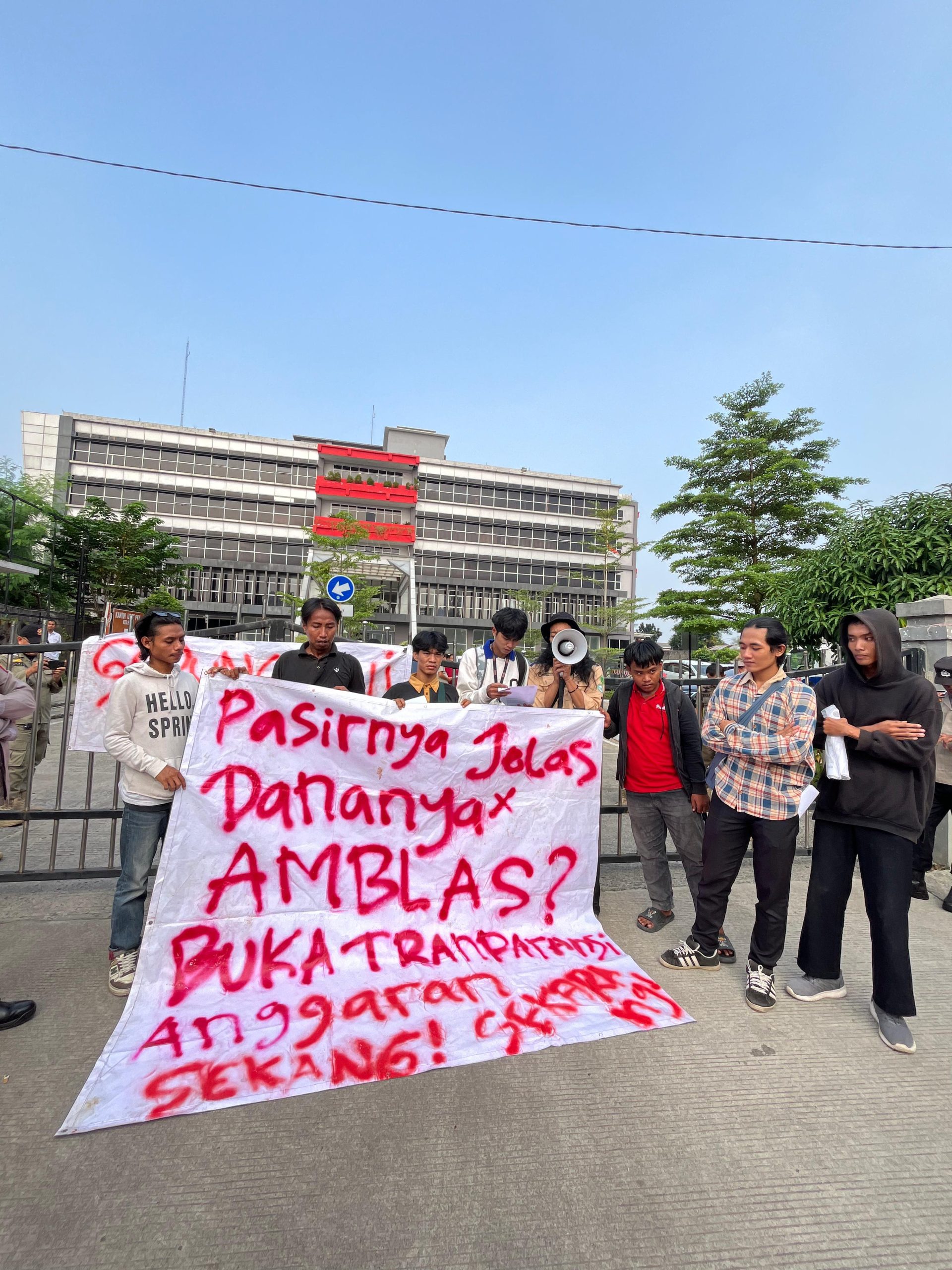BEM STIES Mitra Karya Gelar Aksi Demonstrasi di Depan Gedung Disperkimtan Kota Bekasi, Segel Gedung Teknis dan Tutup Jalan Narogong